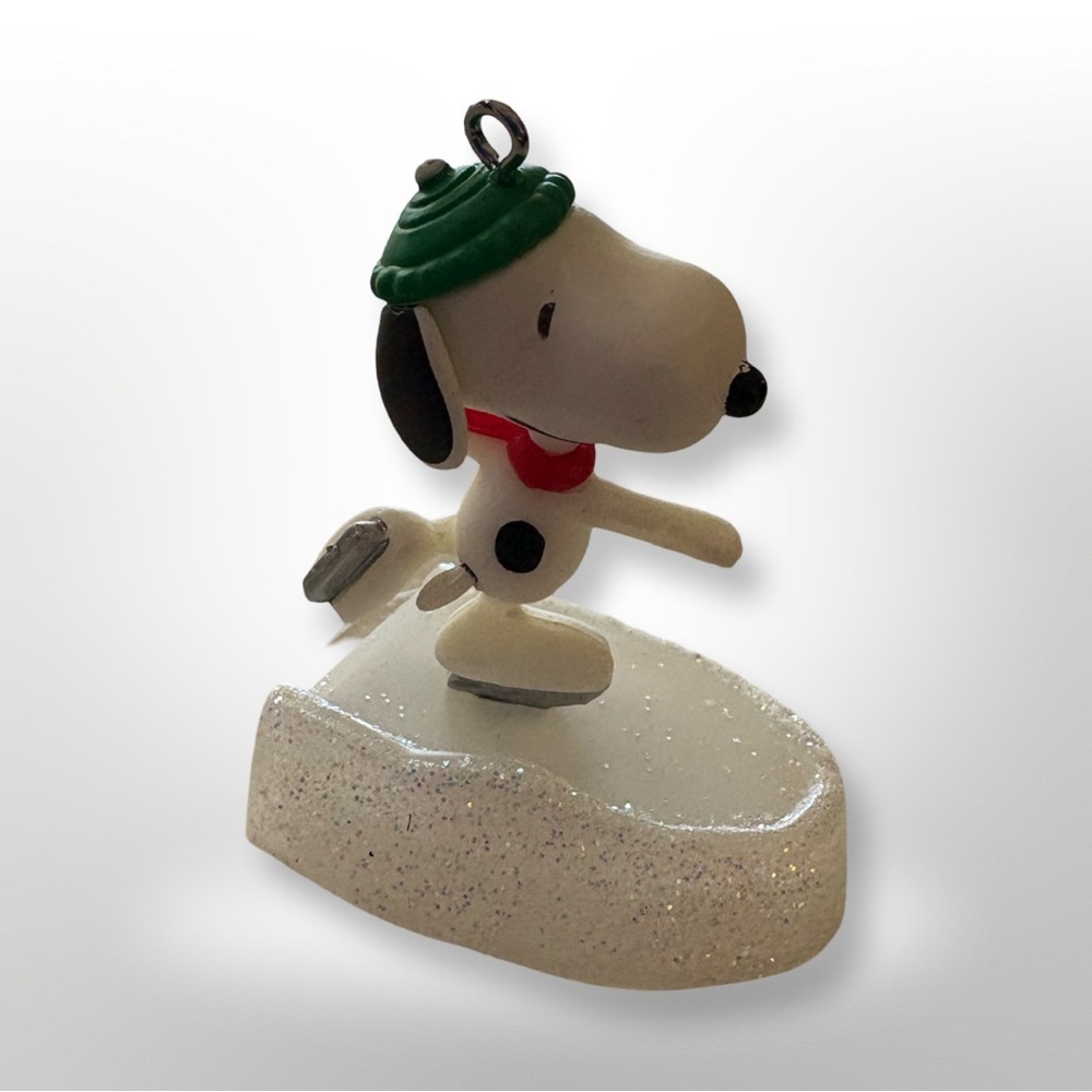 New 2010 Hallmark Peanuts Gang Snoopy On Ice Skating Miniature Ornament